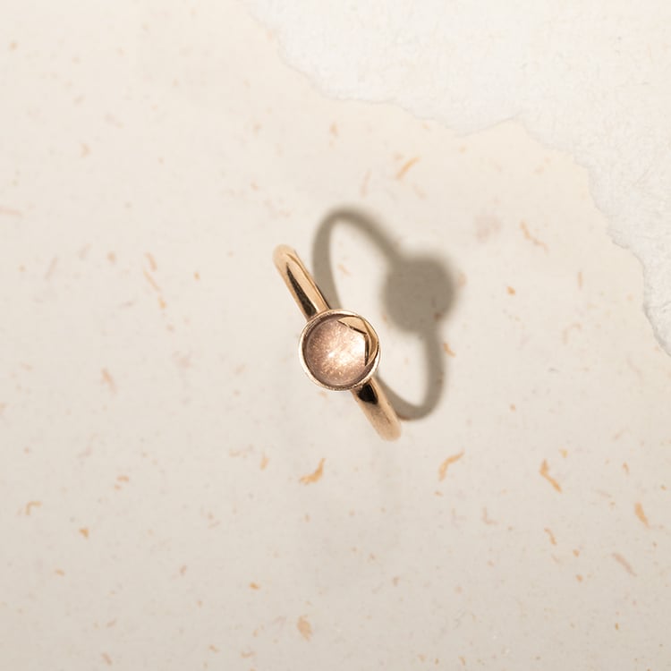 Goldener Ring mit Cabochon-Rosenquarz Yana 130396