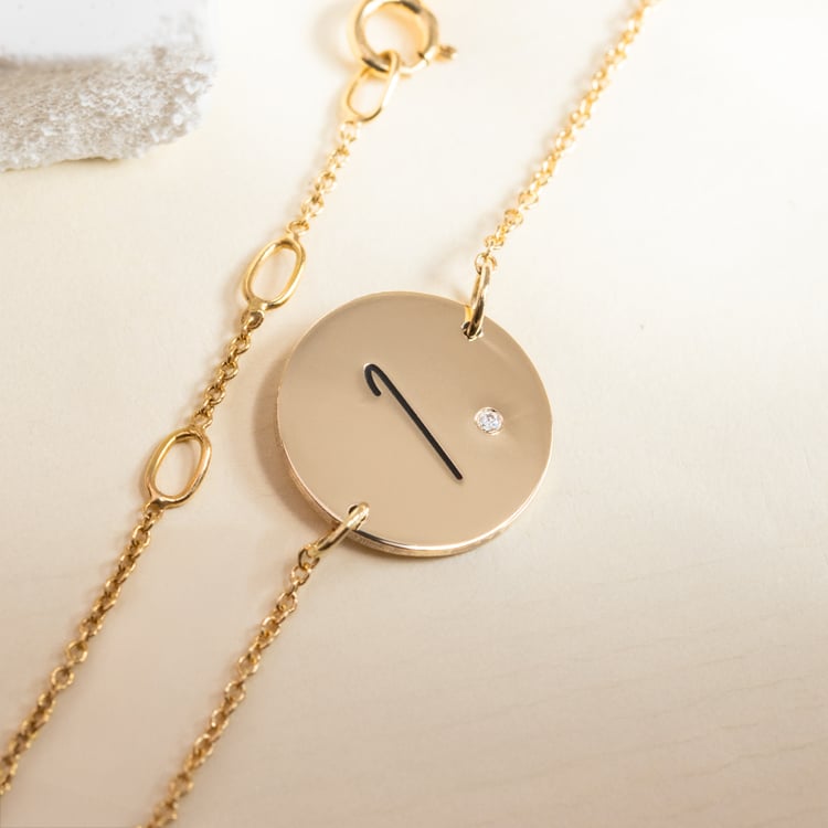 Goldarmband mit Diamanten und Gravur eines Buchstabens Dian 150451