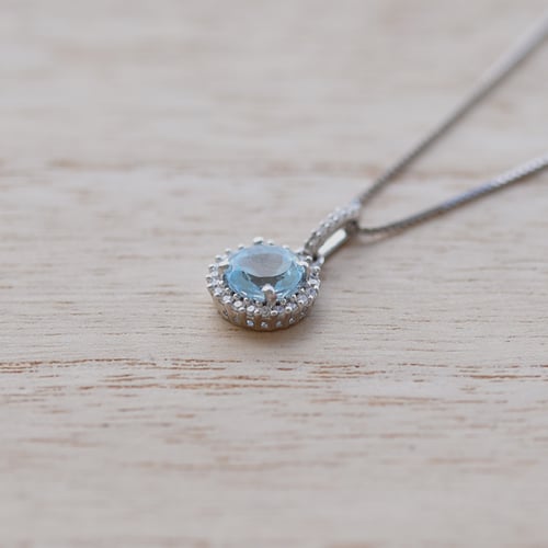 Silberne Halo-Anhänger mit himmlisch blauen Topas Atia