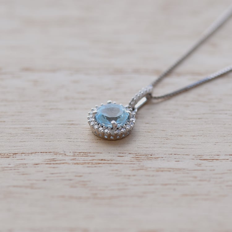 Silberne Halo-Anhänger mit himmlisch blauen Topas Atia 60153