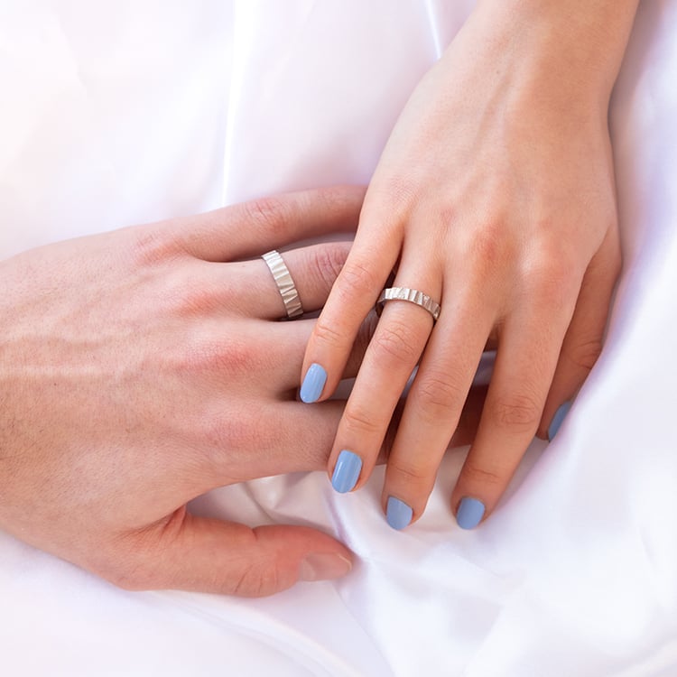 Goldene Eheringe mit matter Oberfläche und Diamanten Kristia 97795