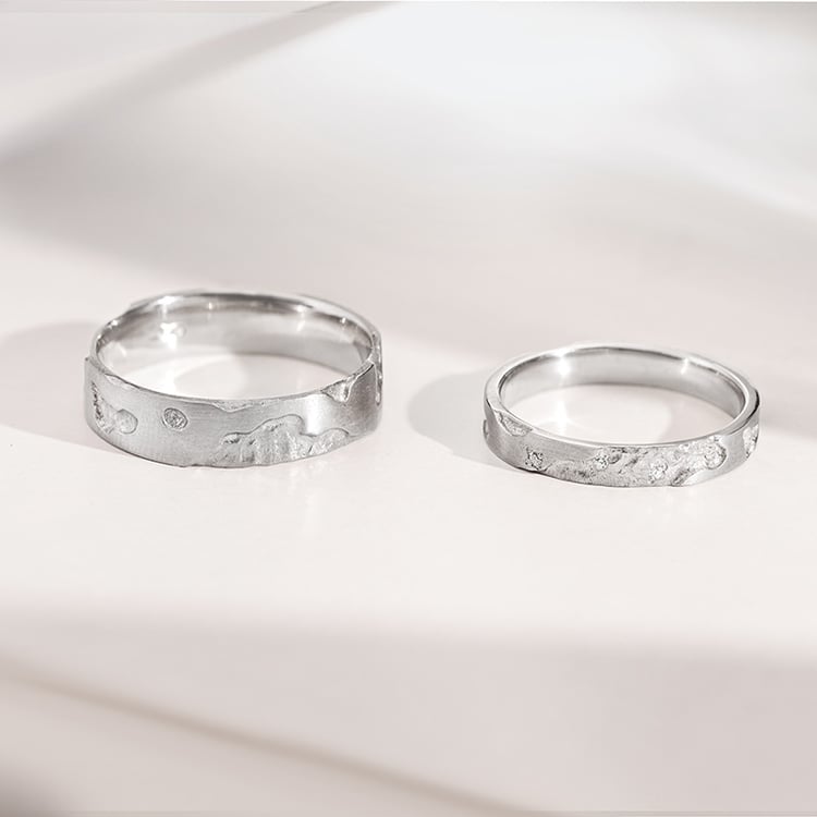 Goldene Eheringe mit von Hand gravierter Oberfläche Cley 155652