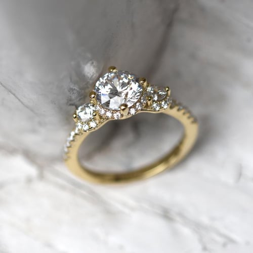 Funkelnder Verlobungsring mit Moissanit und Lab Grown Diamanten Wirk