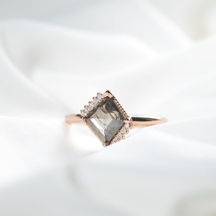 Rautenförmiger Ring mit Salt and Pepper Diamant Talley 131305