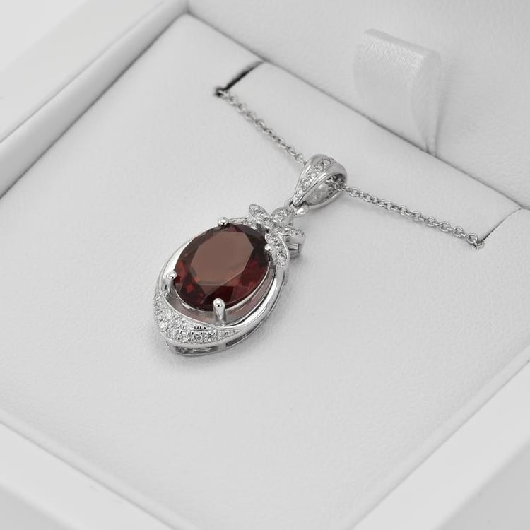 Anhänger mit ovalem Granaten und Diamanten Troels 32986