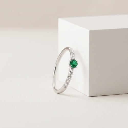 Silberring mit Smaragd und seitlichen Lab Grown Diamanten Nikey