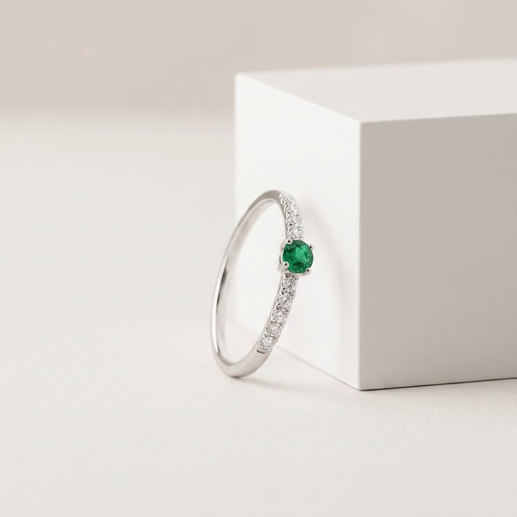Silberring mit Smaragd und seitlichen Lab Grown Diamanten Mikey 171041