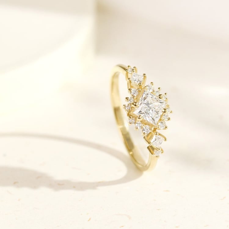 Verlobungsring aus Gelbgold mit Lab Grown Diamant im Princess Schliff Medrie 158852