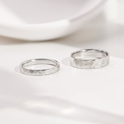 Gehämmerte Trauringe aus Platin Laqen