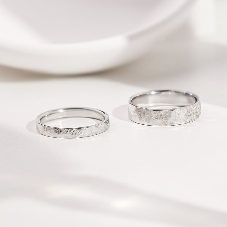 Gehämmerte Trauringe aus Platin Laqen 157871
