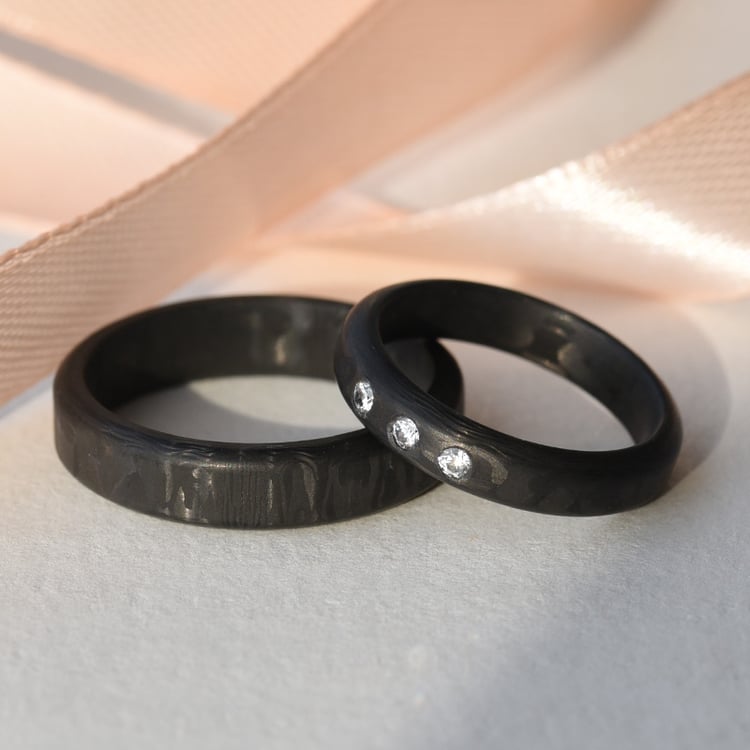 Flache Trauringe aus Carbon mit abgeschrägten Kanten und Diamanten Rayrom 77514