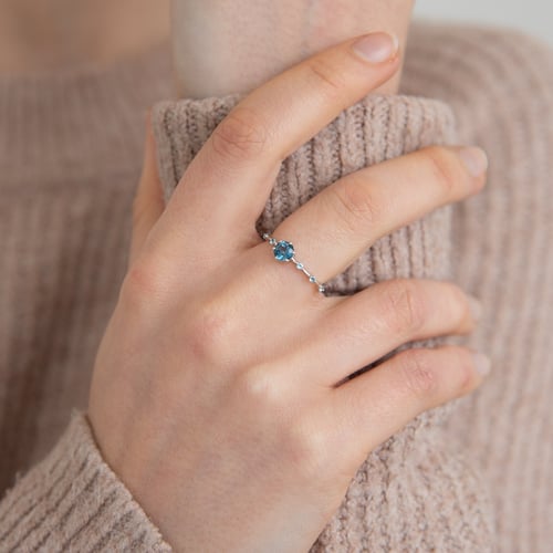 Ring mit Londoner Topasen und seitlichen Schweizer Topasen Imelda