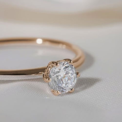 Verlobungsring aus Gold in Haselnussfarbe mit einem Lab Grown Diamanten Birdie