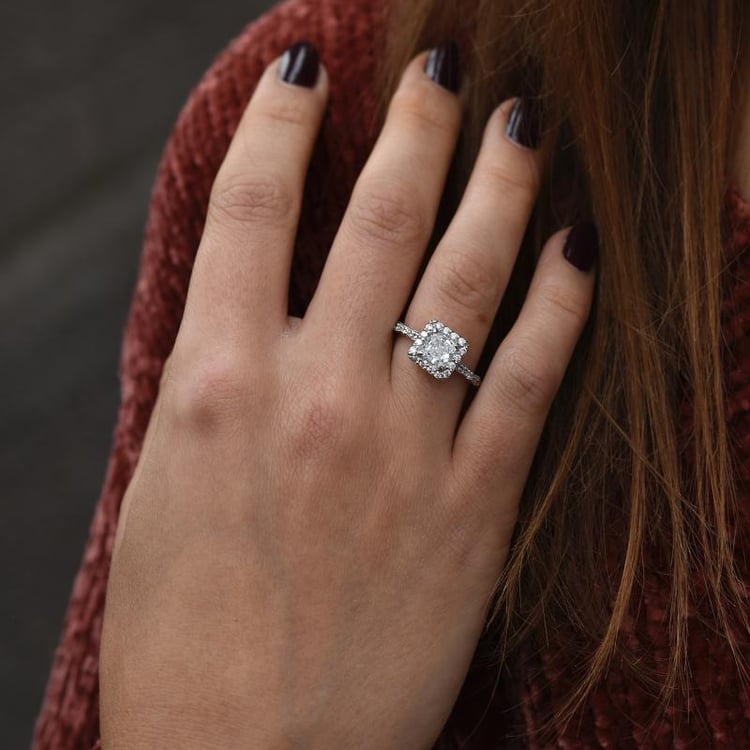 Hand mit goldenem Verlobungsring 49491