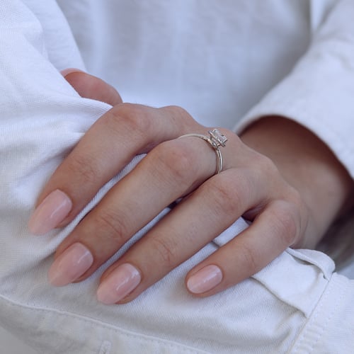 Verlobungsring im Halostil mit Lab Grown Diamanten Zulie
