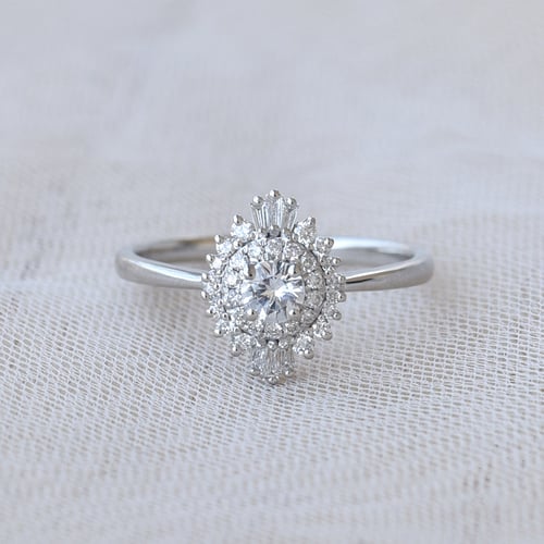 Einzigartiger Verlobungsring aus Gold mit Moissanit und lab-grown Diamanten Deizy