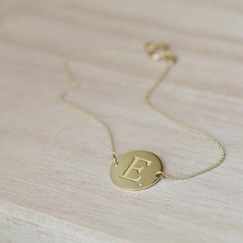 Goldarmband mit Diamanten und Gravur eines Buchstabens Dian