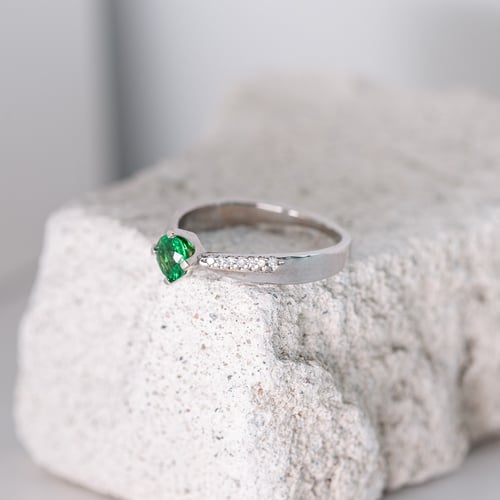 Goldring mit Tsavorit und Diamanten Sewyn