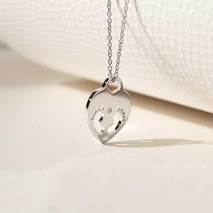 Silberner Anhänger mit Kinderfüßchen, einem Diamanten und Gravur Olivia