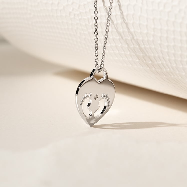 Silberner Anhänger mit Kinderfüßchen, einem Diamanten und Gravur Olivia 137405