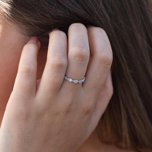 Zarter Ehering und klassischer Court Ring Lacy