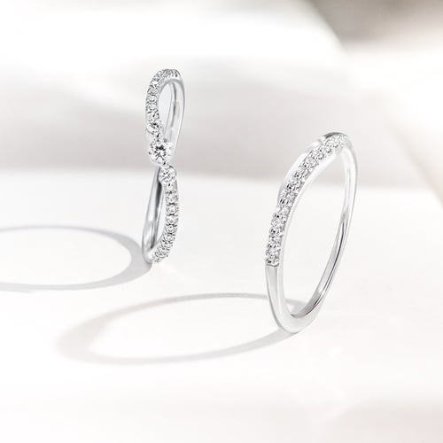 Atypisch gewellter Goldring mit Lab Grown Diamanten Vide