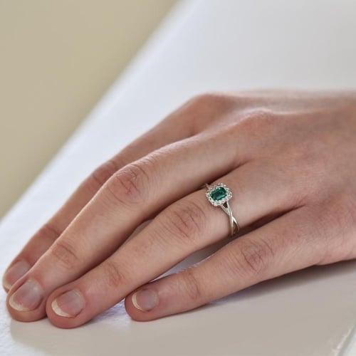 Zarter Goldring mit Diamanten und Smaragd Hali