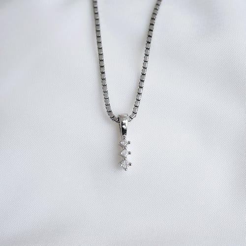 Minimalistischer Anhänger mit Diamanten Zusa