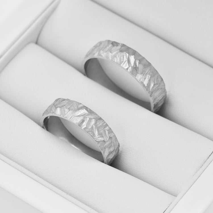 Mattgoldene Trauringe mit Relief Veste 34707