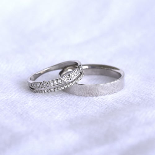 Eheringe aus Eternity-Ring mit Lab Grown Diamanten und einem breiten flachen Ring Ward