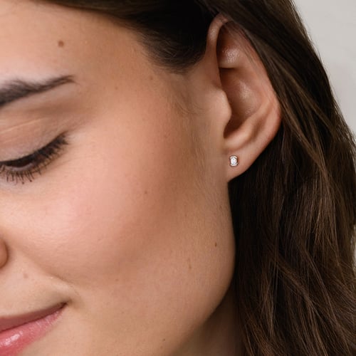 Minimalistische goldene Ohrstecker mit Diamanten in Emerald-Form Agata