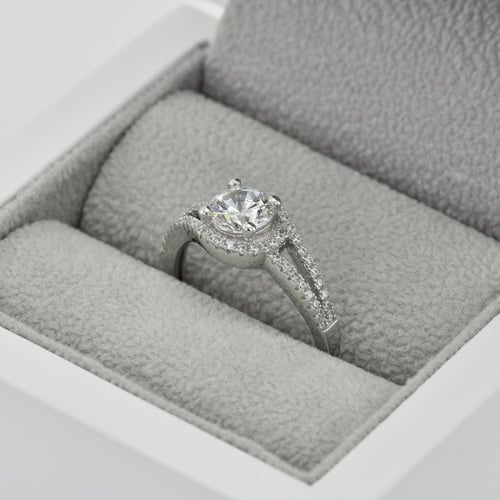 Halo-Verlobungsring mit Lab Grown Diamanten Mevlie