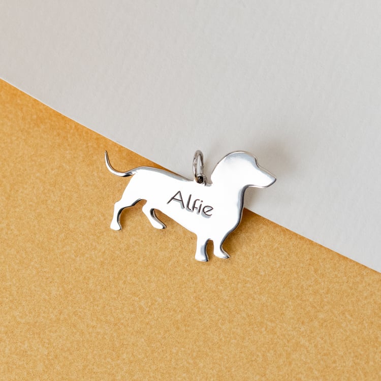 Silberner Anhänger in Form eines Hundes mit Gravur Dachshund 123111