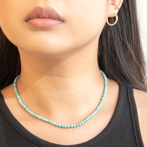 Silberne Kette mit Perlen aus Howlith Norma