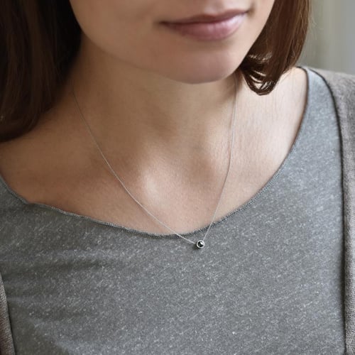 Goldene Halskette Bezel mit Salz-und-Pfeffer-Diamanten Terun
