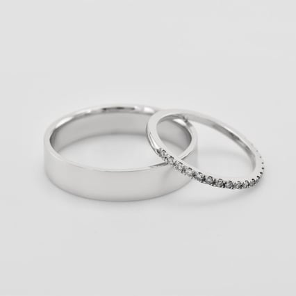 Trauringe aus Platin mit Memoryring und klassischem Ring Adva