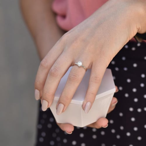 Strahlender Verlobungsring mit Moissanit und Lab Grown Diamanten Xela