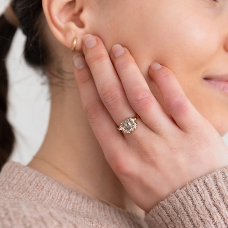 Goldener Ring mit einem Salt and Pepper Diamanten in Radiantschliff Aleta 120482