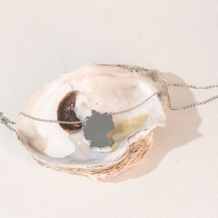 Silberne Kette mit Anhänger in Form von Deutschland 106519