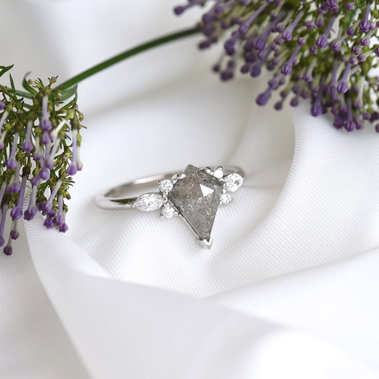 Verlobungsring mit einem grauen Salt and Pepper Diamanten in Kite-Form Isabela 116624
