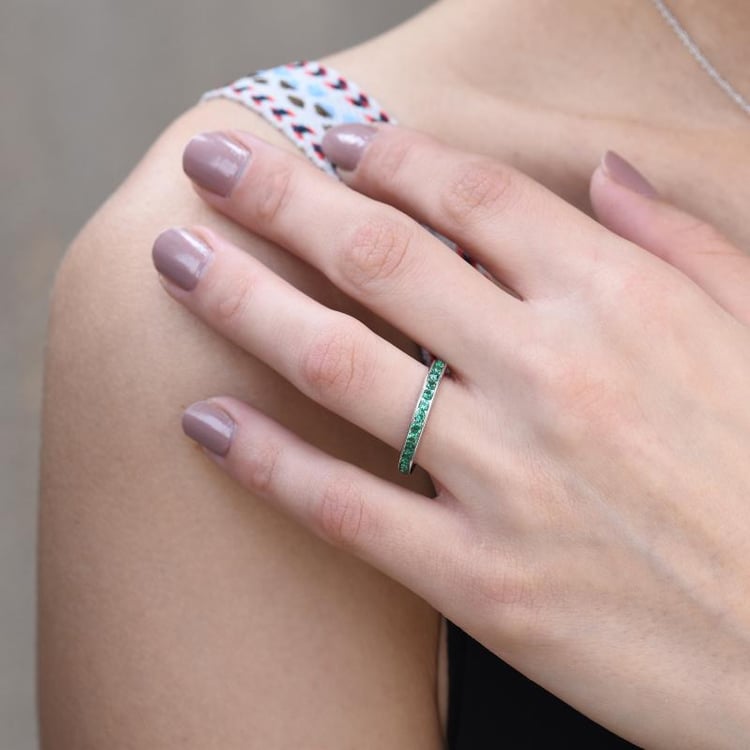 Ring aus Silber rundum mit Smaragden besetzt Urian 23101