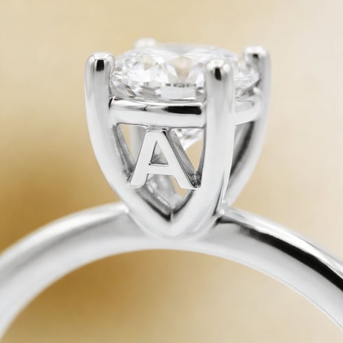 Verlobungsring mit Buchstaben und Diamanten Frost