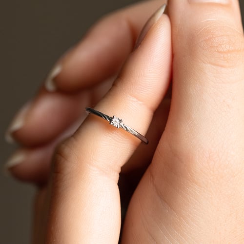 Minimalistischer Ring mit einem Diamanten Marsh