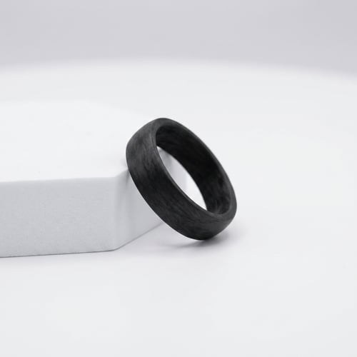 Leicht abgerundeter Ring für Herren aus Carbon Max