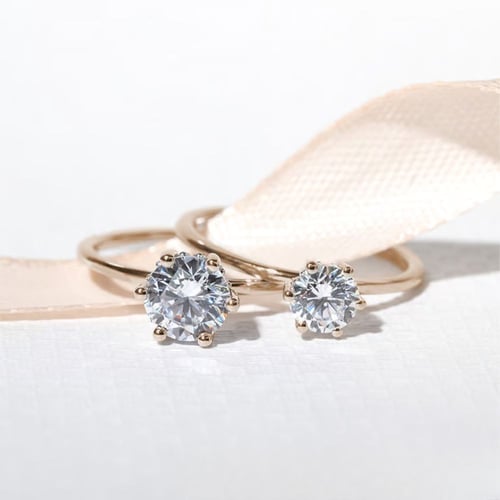 Verlobungsring aus Gold in Haselnussfarbe mit einem Diamanten Birdie