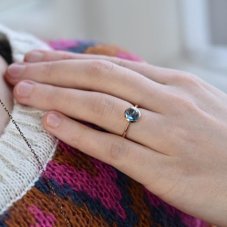 Finger mit Ring mit Topas 26602