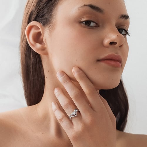 Verlobungsring in Wellenform mit rundem Diamant Debora