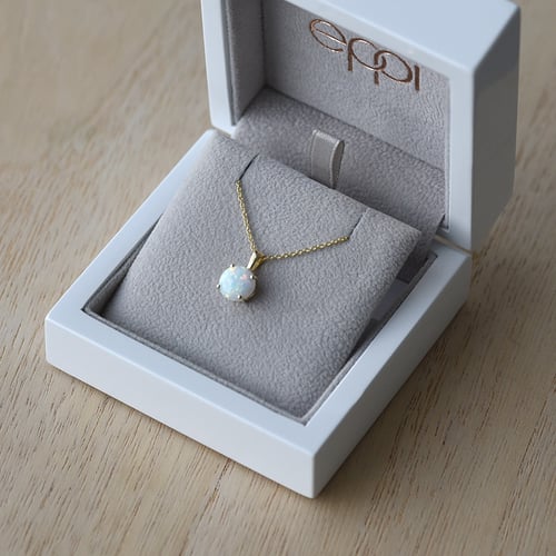 Weißer Opal im goldenen Anhänger Icy