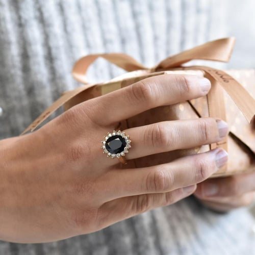 Goldener Ring mit blauem Saphir und Diamanten Tubiah