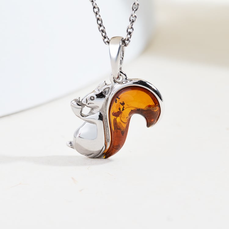 Ein Eichhörnchen in einem silbernen Anhänger Squirrel 146780